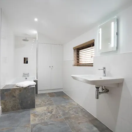 New 2 Bedroom At Waterhead Range By Letmestay *