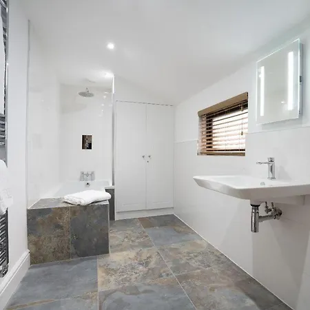 New 2 Bedroom At Waterhead Range By Letmestay