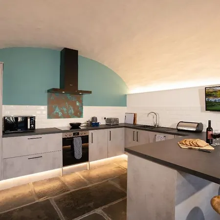 New 2 Bedroom At Waterhead Range By Letmestay 度假居 *